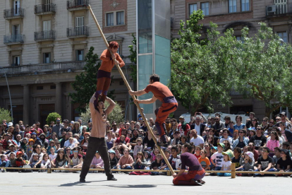 Un dels espectacles més multitudinaris de la jornada de dissabte del Trapezi ha estat l'exhibició acrobàtica de la companyia Circ Bové, amb la funció 'Vincles'