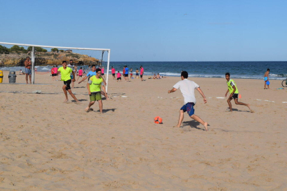 Desenes de joves d'entre 14 i 25 anys s'han reunit a la platja de l'Arrabassada de Tarragona per participar a una nova edició del torneig de futbol i voleibol platja