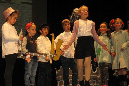 Un total de 785 infants i joves de 21 centres educatius de la comarca del Baix Penedès han participat a la 38ena edició del Festival de Teatre Infantil i Juvenil del Baix Penedès. Durant els dies del festival s'han representat fins a 31 obres al Teatre Municipal Àngel Guimerà del Vendrell.