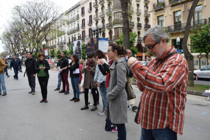 La Plataforma pel Drets dels Infants en l'Àmbit Educatiu ha convocat una acció reivindicativa que s'ha dut a terme a la Rambla de Tarragona (davant de l'OMAC) aquest divendres 22 d'abril amb l'objectiu de millorar les beques menjador i els casals d'estiu.