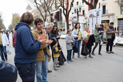 La Plataforma pel Drets dels Infants en l'Àmbit Educatiu ha convocat una acció reivindicativa que s'ha dut a terme a la Rambla de Tarragona (davant de l'OMAC) aquest divendres 22 d'abril amb l'objectiu de millorar les beques menjador i els casals d'estiu.