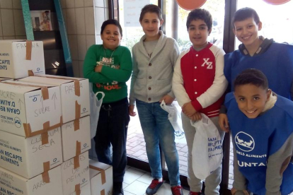 Els alumnes de l'escola Rosa Sensat de Reus han fet de vountaris al Gran Recapte d'Aliments d'aquest divendres.