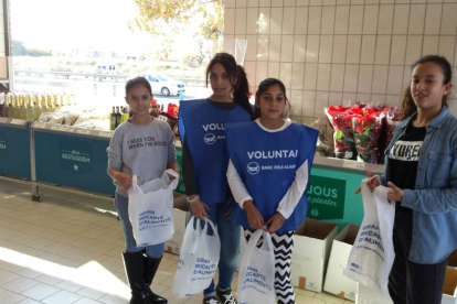 Los alumnos de la escuela Rosa Sensat de Reus han hecho de vountaris en el Gran Recapte d'Aliments de este viernes.