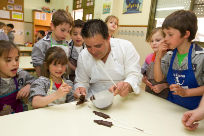 La Pastisseria Huguet ha ensenyat a fer piruletes de xocolata a alumnes de P-5 del Pare Manyanet