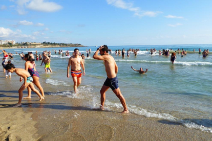 Últim bany del 2016 a la platja del Miracle de Tarragona.