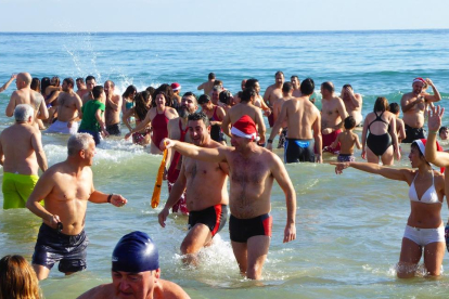 Últim bany del 2016 a la platja del Miracle de Tarragona.