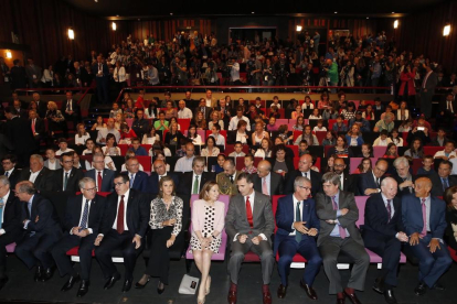 El Rei Felip VI presideix la presentació de Tarracvs, la mascota dels Jocs Mediterranis 2017. A l'entrada del Teatre Tarrahona l'han rebut un centenar de persones, i a la sortida unes 300.