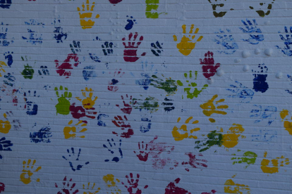 Un mur ple de petjades de mans de tots colors sobre un fons blanc. Aquest és el resultat de l'activitat que ha organitzat la Federació Catalana de Voluntariat Social de Tarragona al Passeig de les Palmeres per promocionar la tercera Trobada d'Associacions Socials del Tarragonès (TAST), que tindrà lloc el proper 10 de juny.
