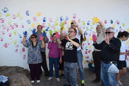 Un mur ple de petjades de mans de tots colors sobre un fons blanc. Aquest és el resultat de l'activitat que ha organitzat la Federació Catalana de Voluntariat Social de Tarragona al Passeig de les Palmeres per promocionar la tercera Trobada d'Associacions Socials del Tarragonès (TAST), que tindrà lloc el proper 10 de juny.