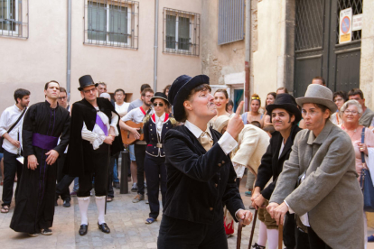 El ball parlat de Dames i Vells ha omplert, un any més, diversos carrers del centre de Reus amb la representació teatral.