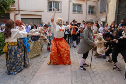 El ball parlat de Dames i Vells ha omplert, un any més, diversos carrers del centre de Reus amb la representació teatral.