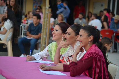 Elecció de la reina i les dames d'honor de les fstes de sant Joan al barri de la Plana de Vila-seca. La festa ha comptat, a més de la desfilada de les nenes, amb les actuacions del grup Azabache i de l'escola de dansa del grup folklòric 'Virgen del Rocío'.