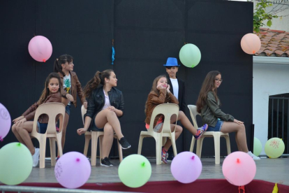 Elecció de la reina i les dames d'honor de les festes de sant Joan al barri de la Plana de Vila-seca. La festa ha comptat, a més de la desfilada de les nenes, amb les actuacions del grup Azabache i de l'escola de dansa del grup folklòric 'Virgen del Rocío'.