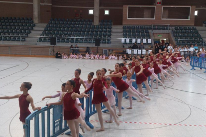 Para conmemorar el Día Internacional de la Danza, el pabellón municipal de Cambrils ha acogido un festival con alumnos del Centro de Danza Cambrils y del Estudio Giselle.