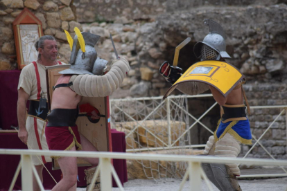 Els Provocatores entren a l'arena de l'Amfiteatre Romà de Tarragona. El públic aplaudeix. Els dos gladiadors es miren als ulls, saben que lluitaran i que un dels dos 'morirà'. L'àrbitre ordena el tret de sortida: «Pugna». I comença l'acció. Així comença un dels actes més multitudinaris i exitosos del festival Tarraco Viva. Des de fa molts anys, els homes, i en aquest cas, les dones, de Dario Battaglia —director de l'Istituo Ars Dimicandi— captiven als tarragonins amants de la història.