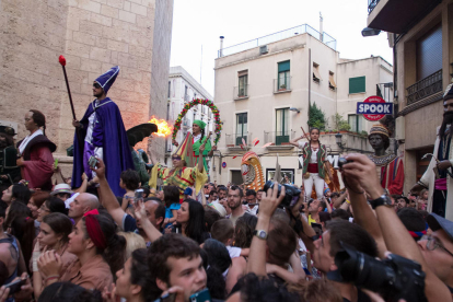 Tota una tarda de danses i balls del seguici celebren la vigília de la Festa Major de Sant Pere, que culminarà aquest dimecres amb les actuacions de lluïment