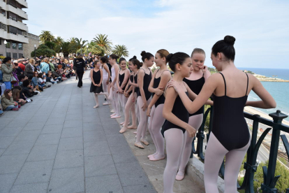 Amb motiu de la celebració del Dia Internacional de la Dansa, s'organitzen una sèrie d'actes a la ciutat, tan des de l'Ajuntament com de l'Associació per al Foment de la Dansa de Tarragona i altres escoles de dansa de la ciutat. En primer lloc i com a acte més simbòlic, avui divendres 29 d'abril s'ha fet la ja tradicional barra de dansa clàssica al Balcó del Mediterrani, on més de 150 alumnes s'han reunit per fer-hi exercicis clàssics.