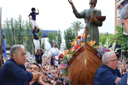 La Processó de Sant Pere del Serrallo és un dels actes més tradicionals i més multitudinaris de la Festa Major del barri, que ha tingut lloc aquest dimecres a la tarda.