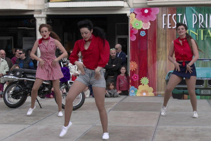 La Festa de la Primavera Vintage de Reus dóna el tret de sortida a la plaça del Mercadal amb dansa vintage i l'actuació del grup musical Stromboli Jazz Band.