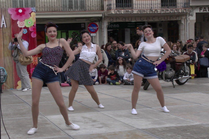 La Festa de la Primavera Vintage de Reus dóna el tret de sortida a la plaça del Mercadal amb dansa vintage i l'actuació del grup musical Stromboli Jazz Band.