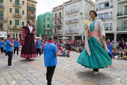 Per Corpus és tradició que els elements festius de Reus ballin a la plaça del Mercadal, i que els infants dels centres escolars del municipi els vagin a veure durant tot el matí, mentre el consistori reparteix coca amb cireres de franc. Una altra de les grans atraccions és l'Ou com Balla, a la plaça del Castell.
