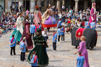 Per Corpus és tradició que els elements festius de Reus ballin a la plaça del Mercadal, i que els infants dels centres escolars del municipi els vagin a veure durant tot el matí, mentre el consistori reparteix coca amb cireres de franc. Una altra de les grans atraccions és l'Ou com Balla, a la plaça del Castell.