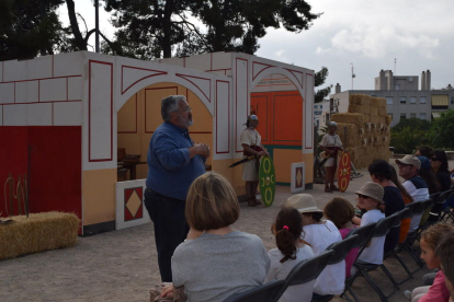 El Camp de Mart és un dels escenaris on Tarraco Viva es viu més intensament. Durant les dues setmanes de festival, el parc tarragoní que durant la resta d'any ja evoca a l'època romana, acull tot tipus de parades de productes de l'època, tallers i exhibicions.