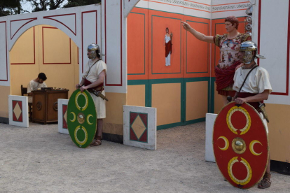 El Camp de Mart és un dels escenaris on Tarraco Viva es viu més intensament. Durant les dues setmanes de festival, el parc tarragoní que durant la resta d'any ja evoca a l'època romana, acull tot tipus de parades de productes de l'època, tallers i exhibicions.