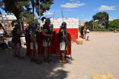 Projecte Phoenix mostra, en una recreació històrica al Camp de Mart, les armes, l'artilleria i les tàctiques que empraven els legionaris romans durant les lluites