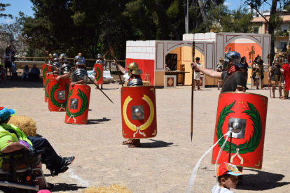 Projecte Phoenix mostra, en una recreació històrica al Camp de Mart, les armes, l'artilleria i les tàctiques que empraven els legionaris romans durant les lluites