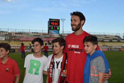 Després d'haver aconseguit l'ascens directe a la Segona Divisió A, els jugadors del CF Reus Deportiu celebren la victòria amb els aficionats.