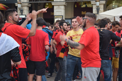 Després de la primera celebració al camp del CF Reus Deportiu, els aficionats s'han dirigit a la plaça de Prim per seguir festejant l'ascens directe a Segona Divisió A.