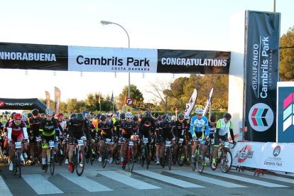 Ciclistes participants a la Gran Fondo Cambrils Park.