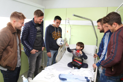 Els jugadors del CF Reus visiten la sala de pediatria de l'hospital Sant Joan de Reus.