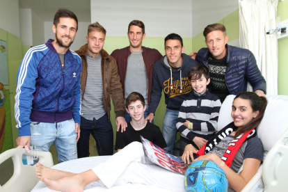 Els jugadors del CF Reus visiten la sala de pediatria de l'hospital Sant Joan de Reus.