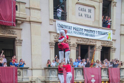 Jornada castellera de Firagost a Valls amb la Colla Joves Xiquets de Valls i la Colla Vella dels Xiquets de Valls.