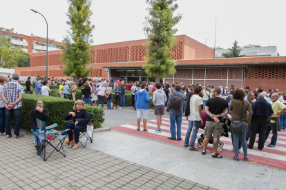 Los colegios electorales de Reus han registrado largas colas con mucha gente votando.
