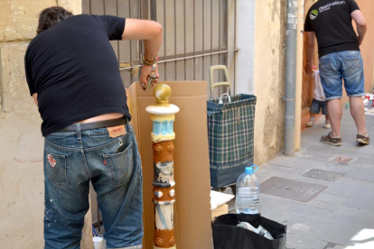 Jornada de 'redecoració' dels pilopns del carrer Comte de la Part Alta de Tarragona.