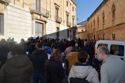 Un centenar de persones s'han aplegat sota la 'Tarragona emprenyada' per protestar contra aquests actes i les paraules de l'arquebisbe Pujol