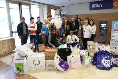 El torero tarragoní, acompanyat del també matador Serafín Marín, ha distribuït tres-cents regals entre els infants ingressats a l'hospital