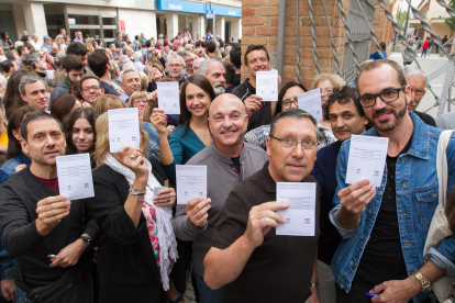 Los colegios electorales de Reus han registrado largas colas con mucha gente votando.
