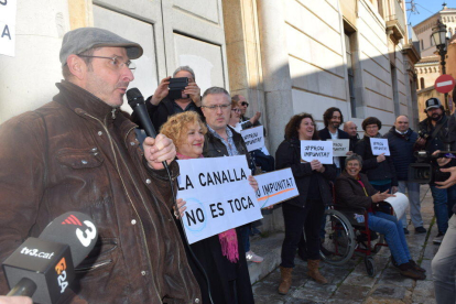 Un centenar de persones s'han aplegat sota la 'Tarragona emprenyada' per protestar contra aquests actes i les paraules de l'arquebisbe Pujol
