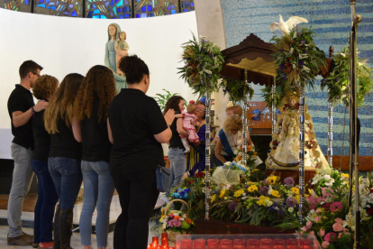 Ofrenda floral en honor en la Virgen del Rocío en la XXXIII Romería de Tarragona.