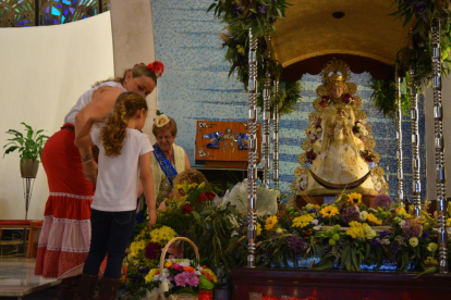 Ofrenda floral en honor en la Virgen del Rocío en la XXXIII Romería de Tarragona.