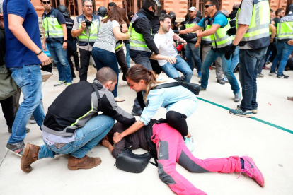 Càrregues policials realitzades per la Policía Nacional a la plaça Imperial Tàrraco després d'intervenir a l'InstTarragona.