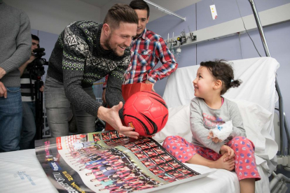 Els jugadors del Reus Deportiu visiten els nens de l'Hospital Sant Joan de Reus aquest dimecres al matí.