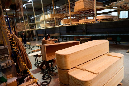 Les trenta persones que treballen en aquesta factoria ara construeixen 160 taüts diaris.