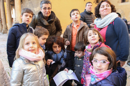 Avis i néts visiten la Catedral de Tarragona gràcies als Amics de la Catedral.