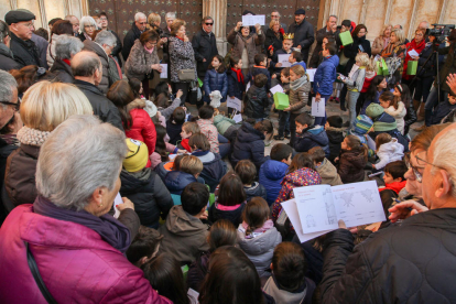Avis i néts visiten la Catedral de Tarragona gràcies als Amics de la Catedral.