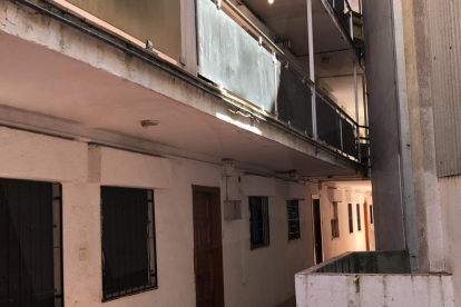 Tráfico de drogas, peleas y destrozos de los ocupas es con lo que conviven cada día los propietarios del número 2 de la calle Sant Andreu del Serrallo